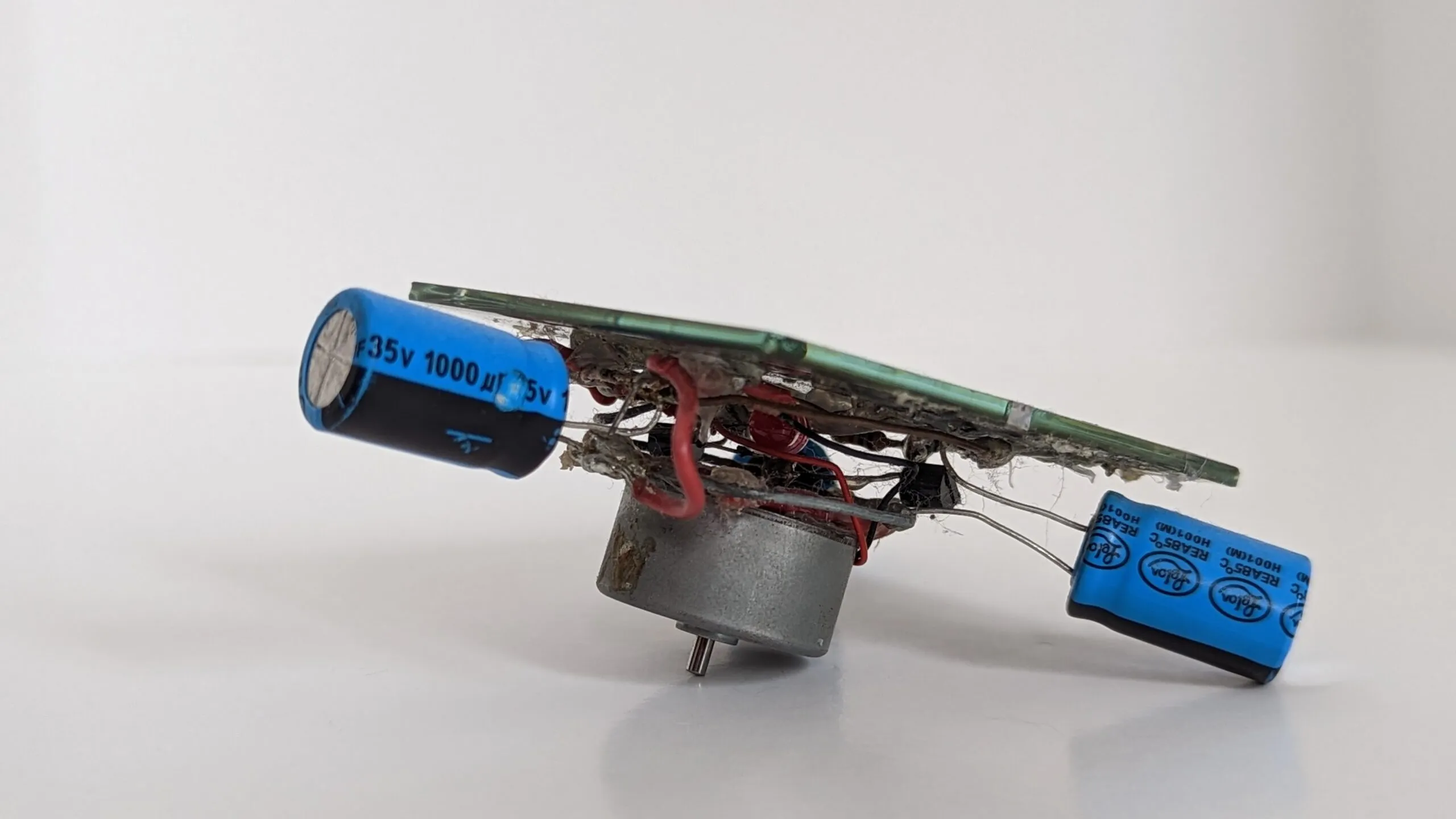 Side profile of the Symet: solar cell tilted over the central motor, capacitor feet fore and aft.