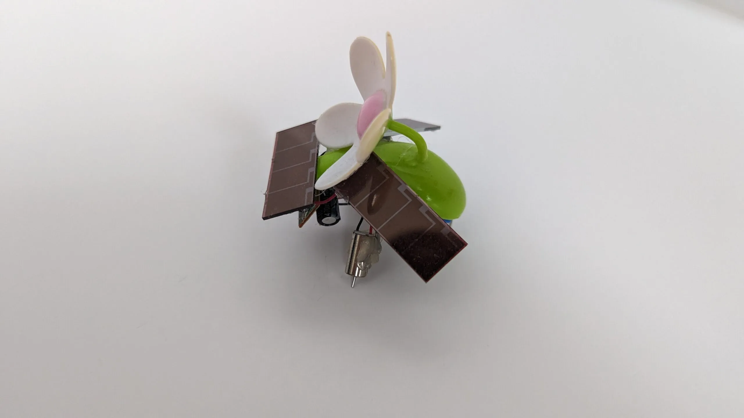 SymFlower v2 from above with the 470 uF capacitor tucked between the solar wings.