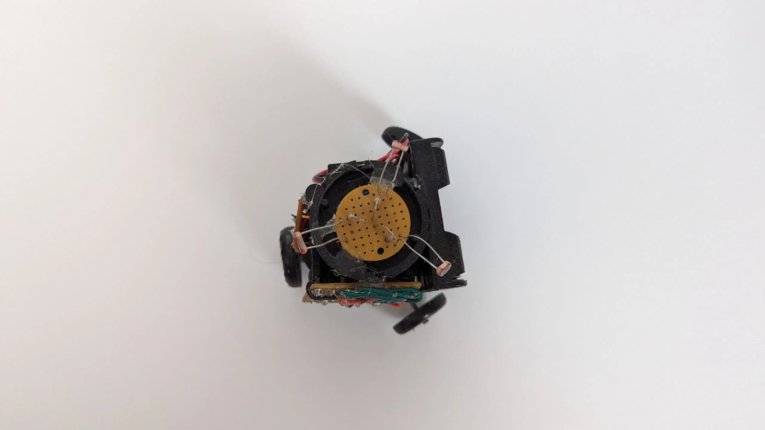 Triclops from directly above, sensor disc centered and wheels askew.